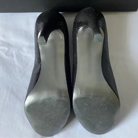 TAHARI - Gorgeous Black Leather Heels in a Size 7.5 Comfortable & Sexy -Peep Toe - Picture 4 of 8